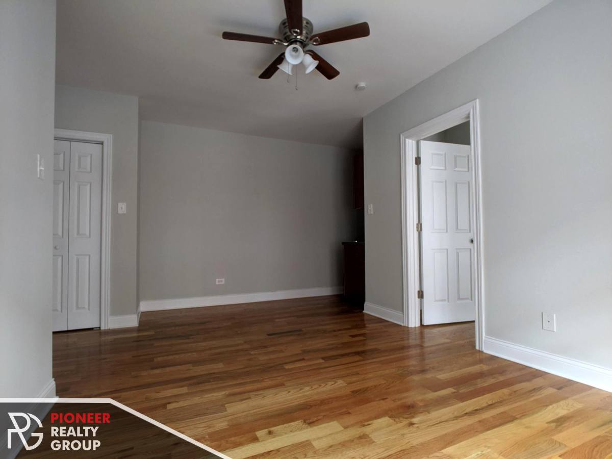 Apartment for rent at 947 W Cornelia, Chicago, IL 60657