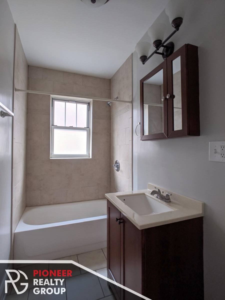 Apartment for rent at 947 W Cornelia, Chicago, IL 60657
