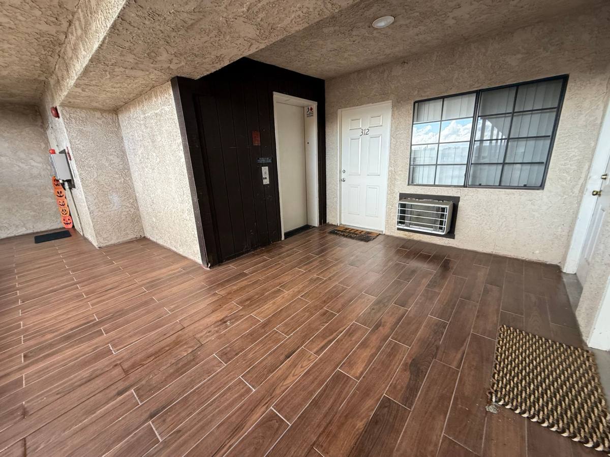 Apartment for rent at 17816 Lassen St, Northridge, CA 91325