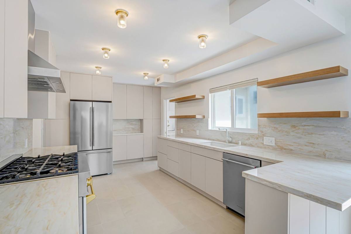 Apartment for rent at 827 15th St, Santa Monica, CA 90403