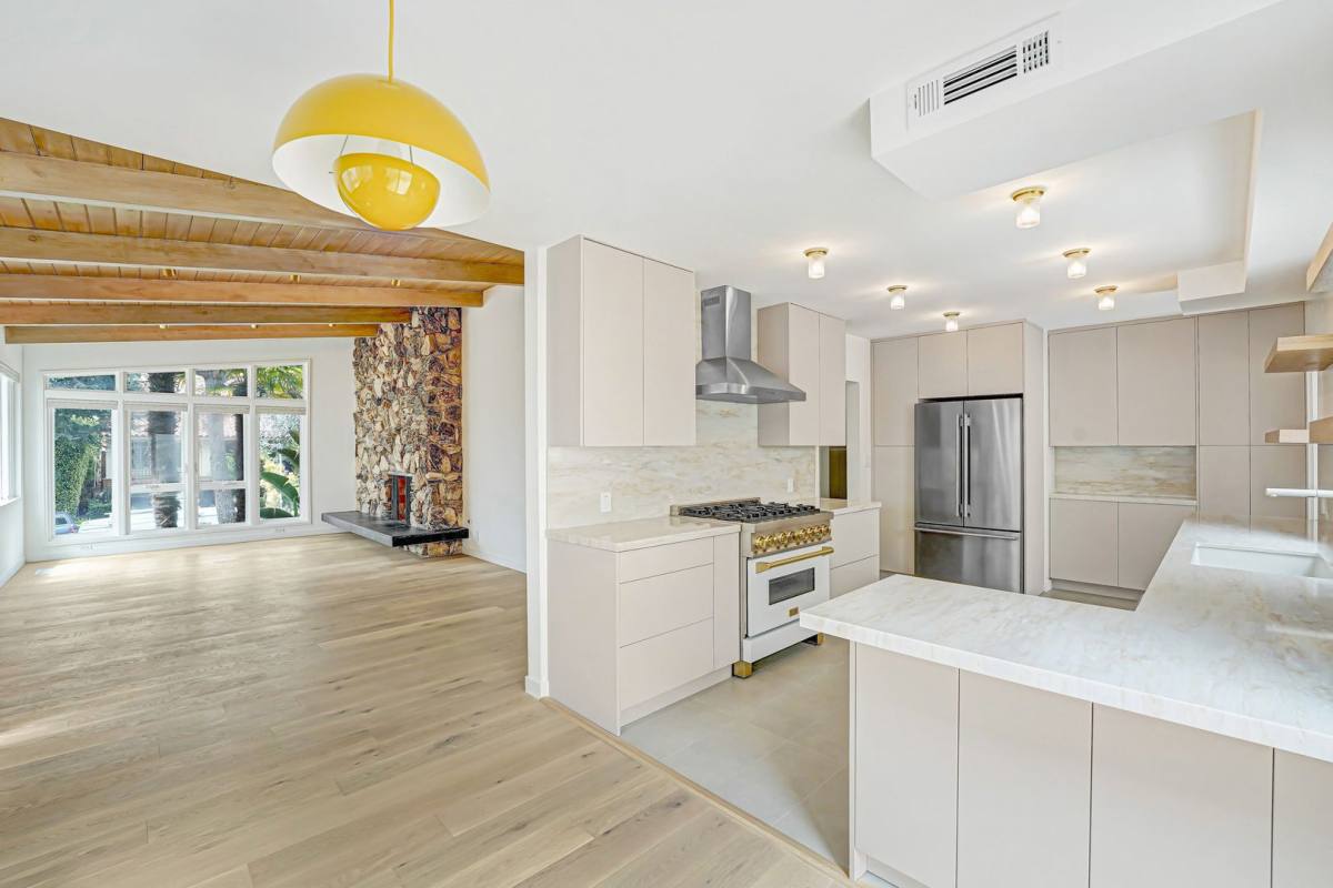 Apartment for rent at 827 15th St, Santa Monica, CA 90403