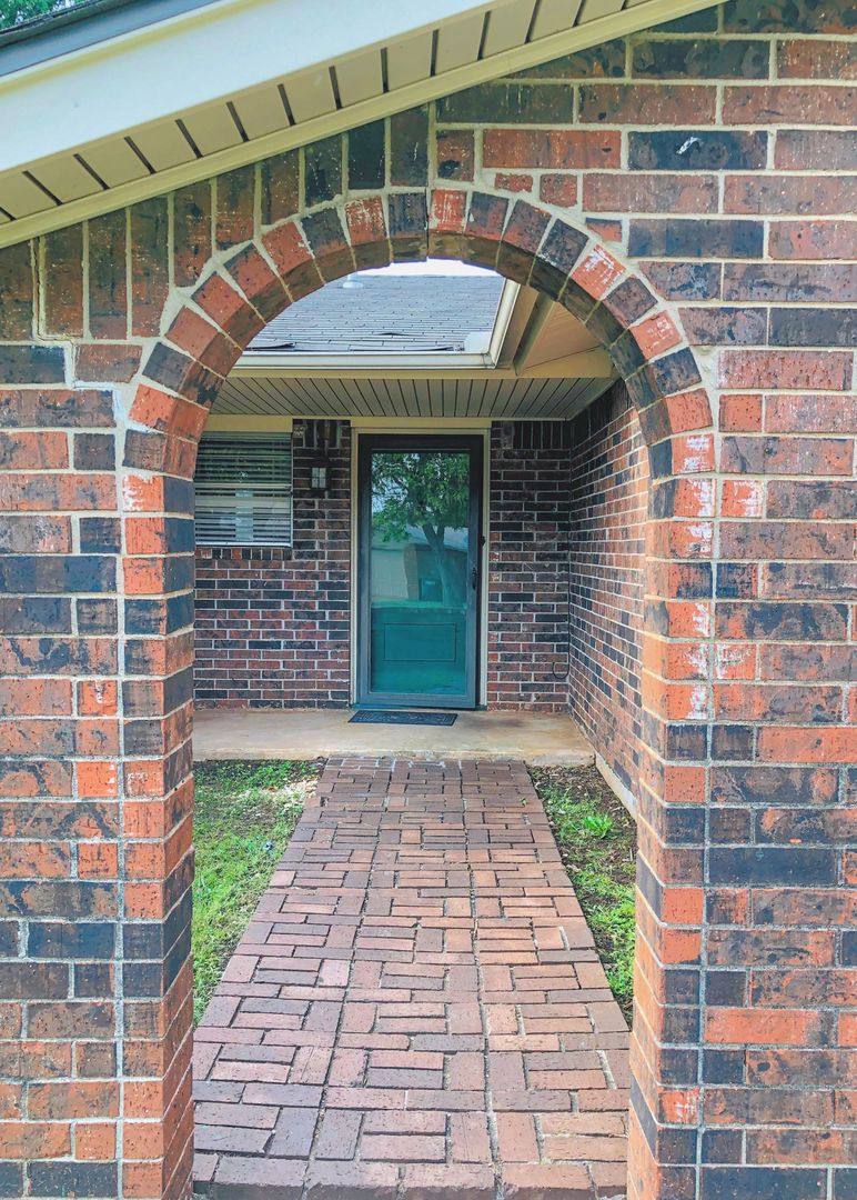 House for rent at 720 Robin Hill Rd, Edmond, OK 73003