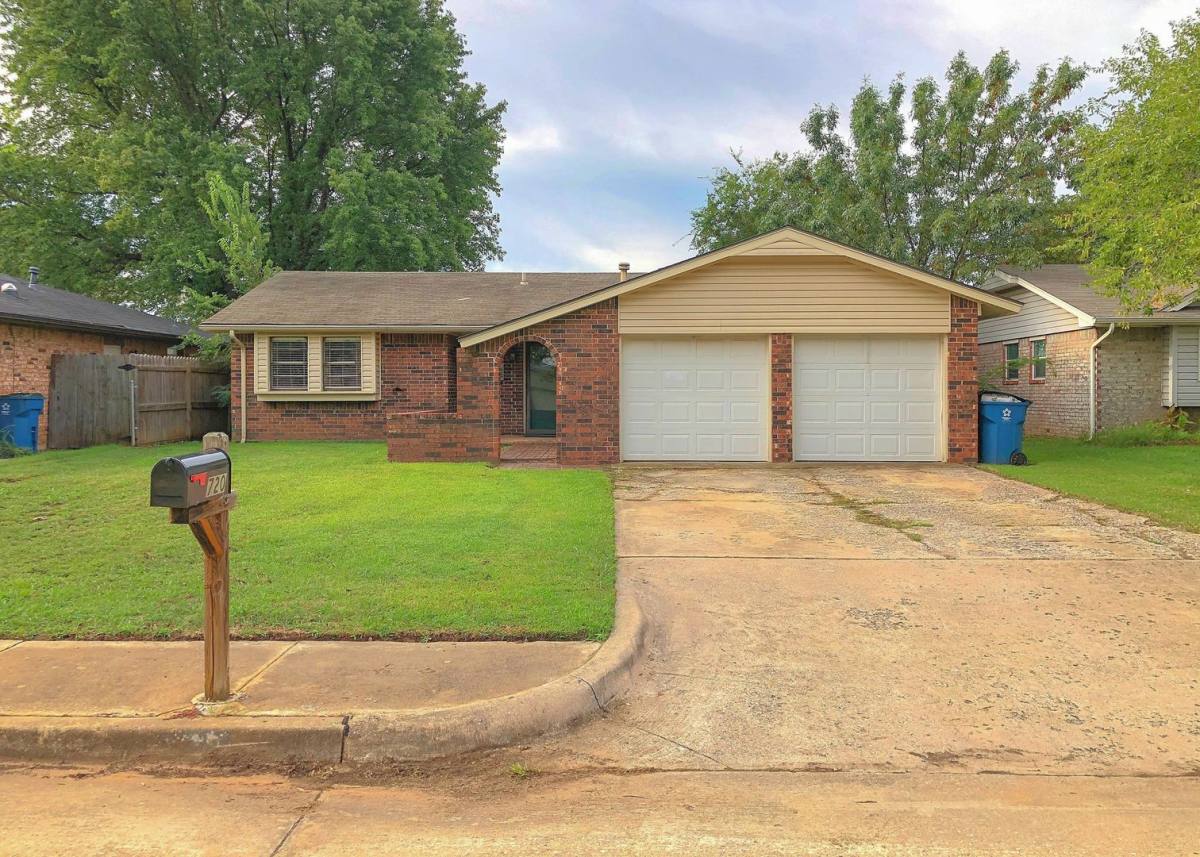 House for rent at 720 Robin Hill Rd, Edmond, OK 73003