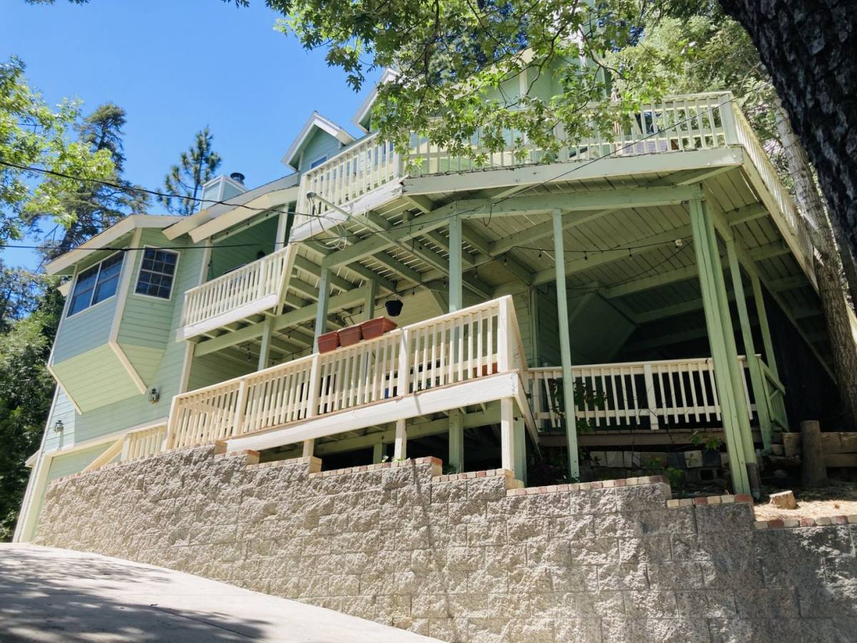 House for rent at 264 N Fairway Dr, Lake Arrowhead, CA 92352