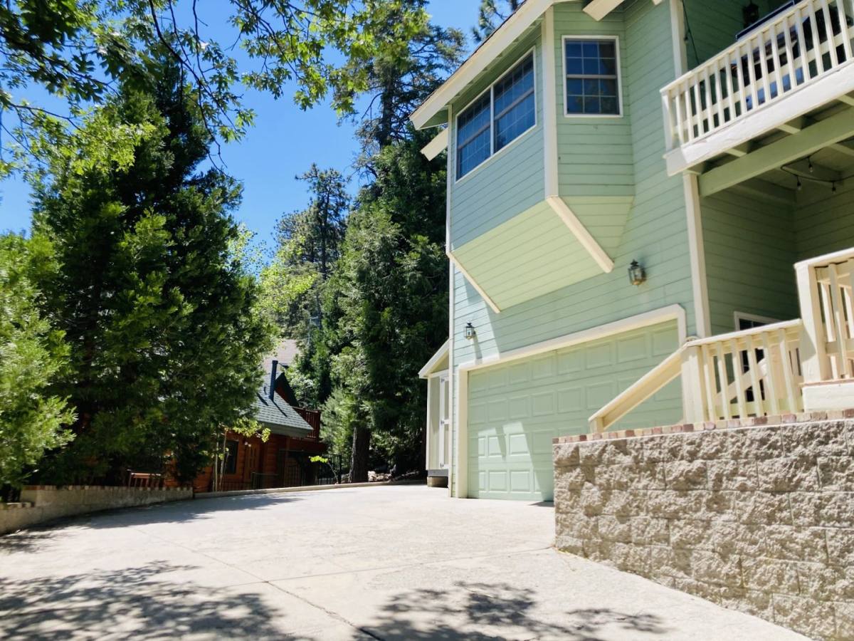 House for rent at 264 N Fairway Dr, Lake Arrowhead, CA 92352