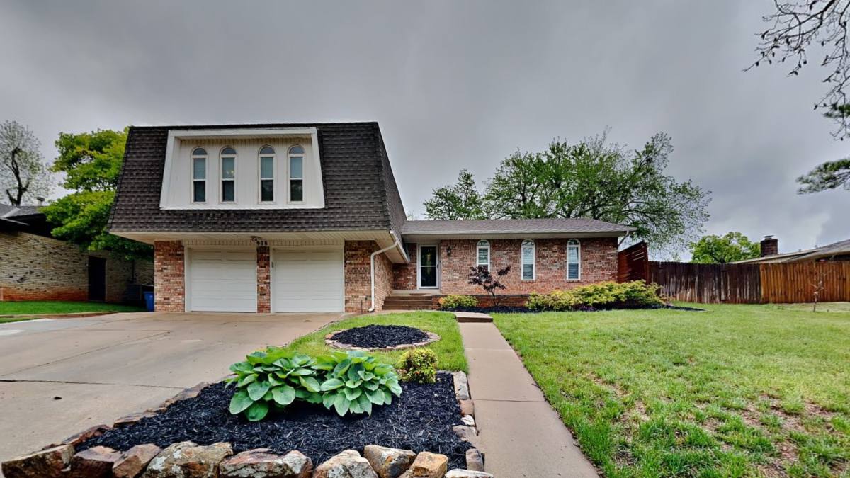 House for rent at 908 E Dr, Edmond, OK 73034