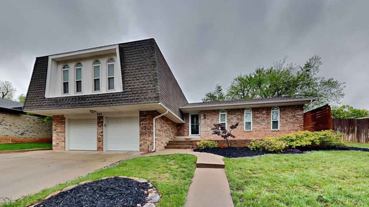 House for rent at 908 E Dr, Edmond, OK 73034