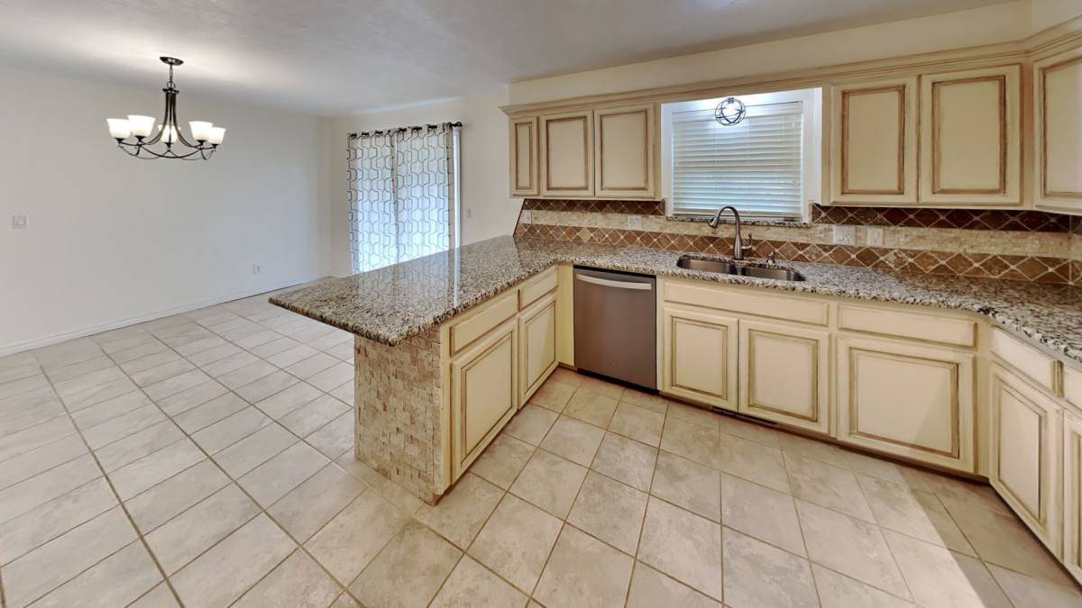 House for rent at 908 E Dr, Edmond, OK 73034