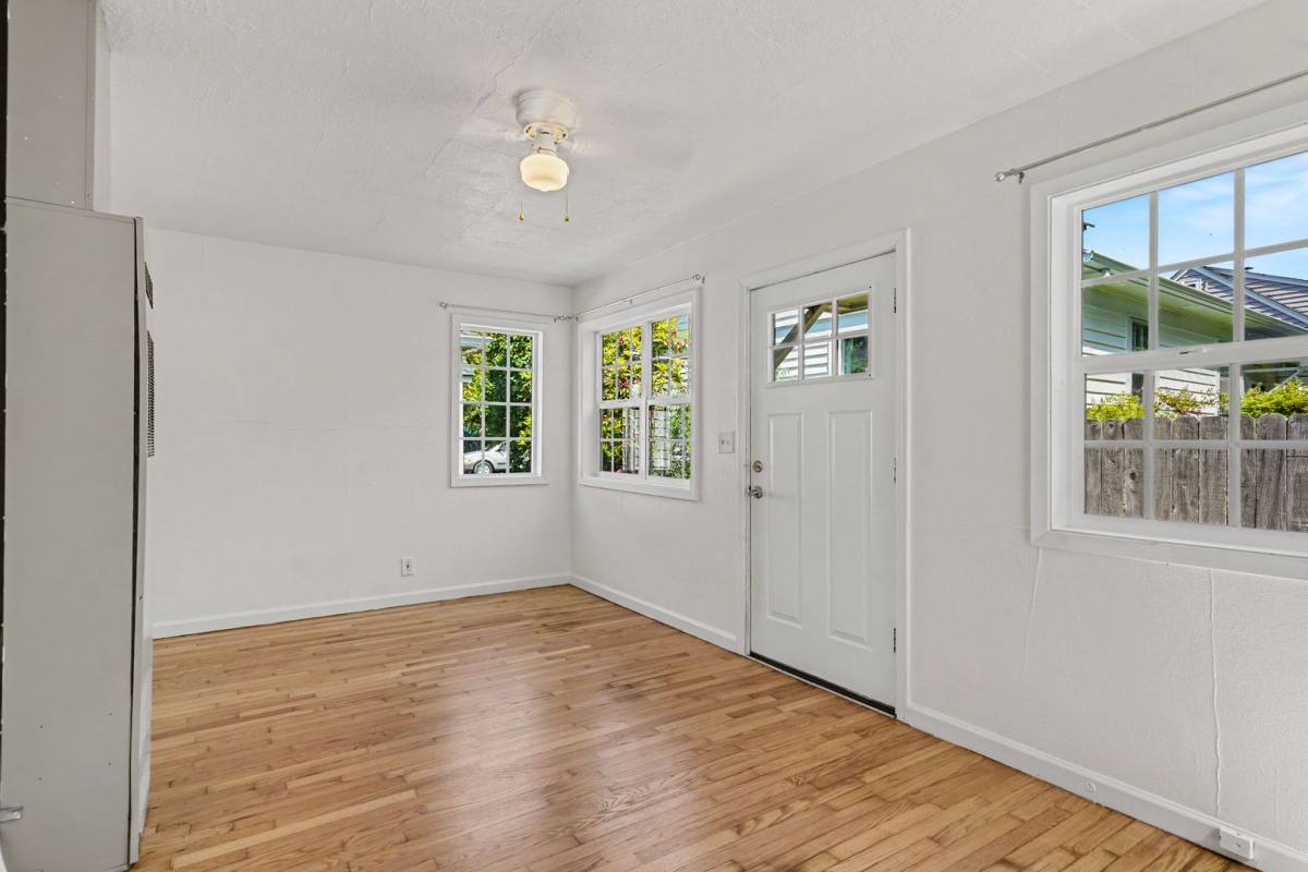 Apartment for rent at 520 19th St NE, Salem, OR 97301