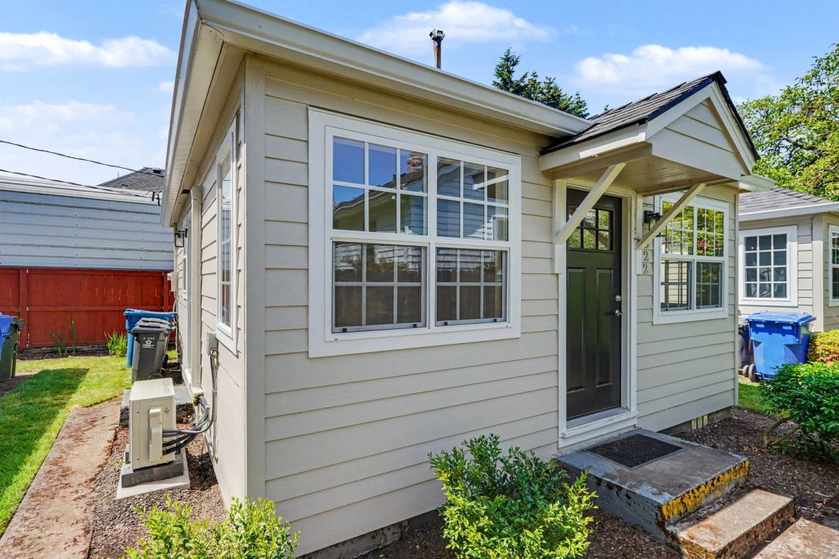 Apartment for rent at 520 19th St NE, Salem, OR 97301
