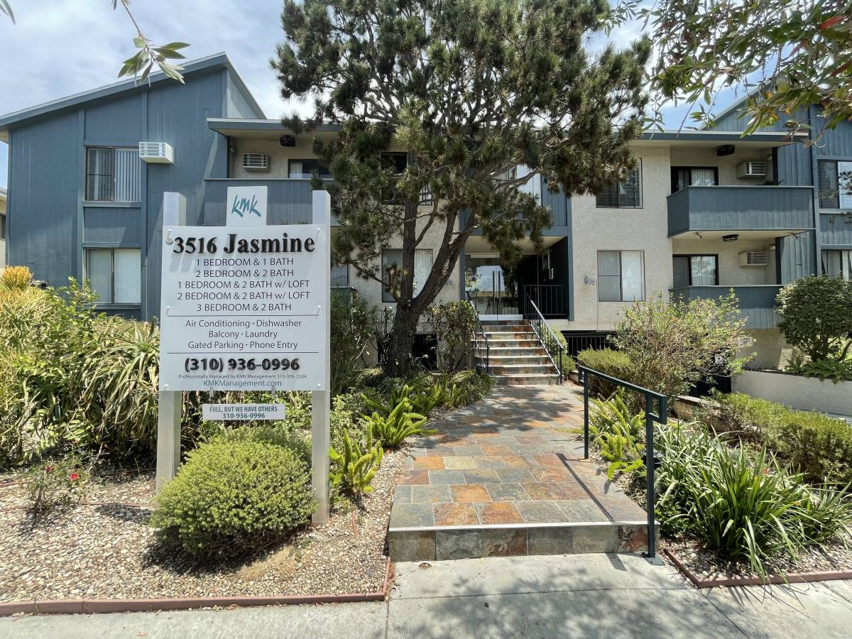 Apartment for rent at 3516 Jasmine Ave, Los Angeles, CA 90034