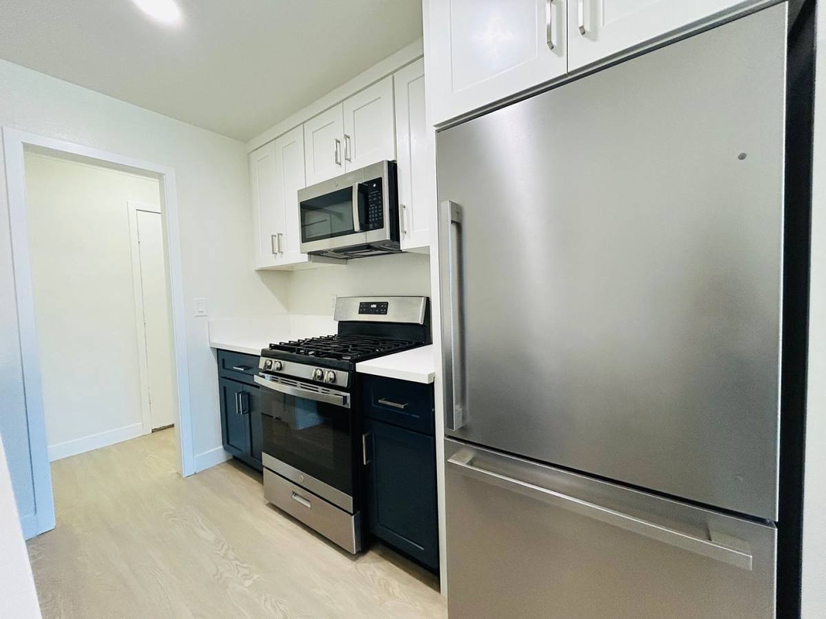 Apartment for rent at 3516 Jasmine Ave, Los Angeles, CA 90034