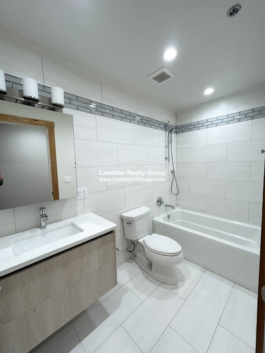 House for rent at 4611 S Ellis Ave #301, Chicago, IL 60653