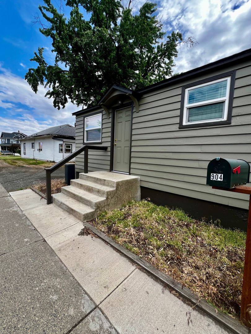 Apartment for rent at 904 & 906 Tieton Dr, Yakima, WA 98902