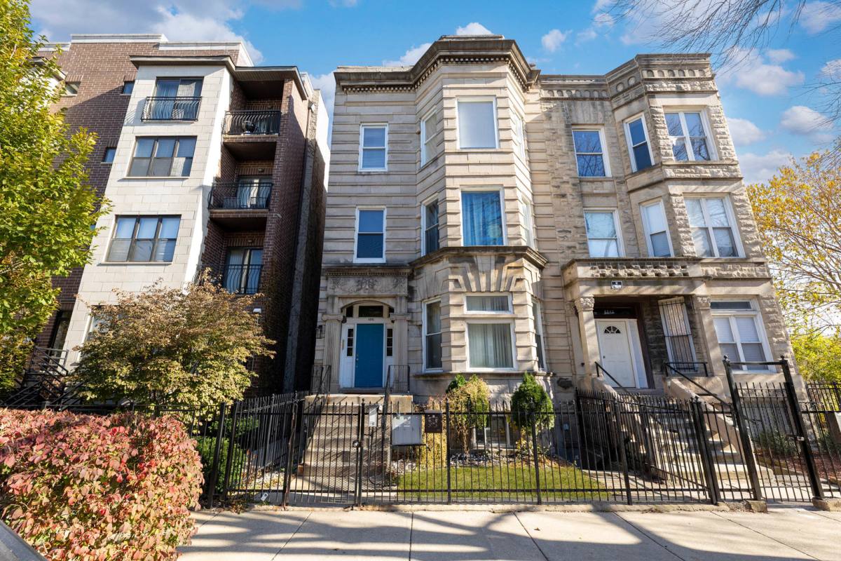 Apartment for rent at 4241 S Calumet Ave #1, Chicago, IL 60653