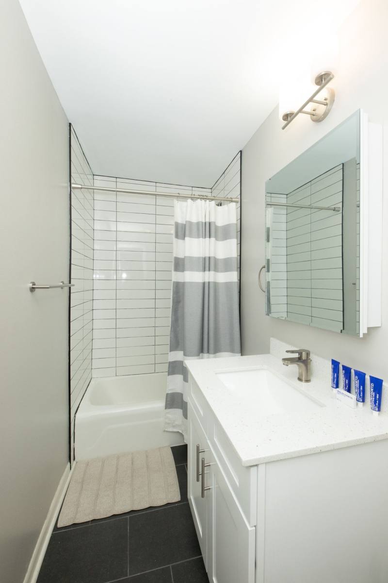 Apartment for rent at 864-1B W Barry Ave, Chicago, IL 60657