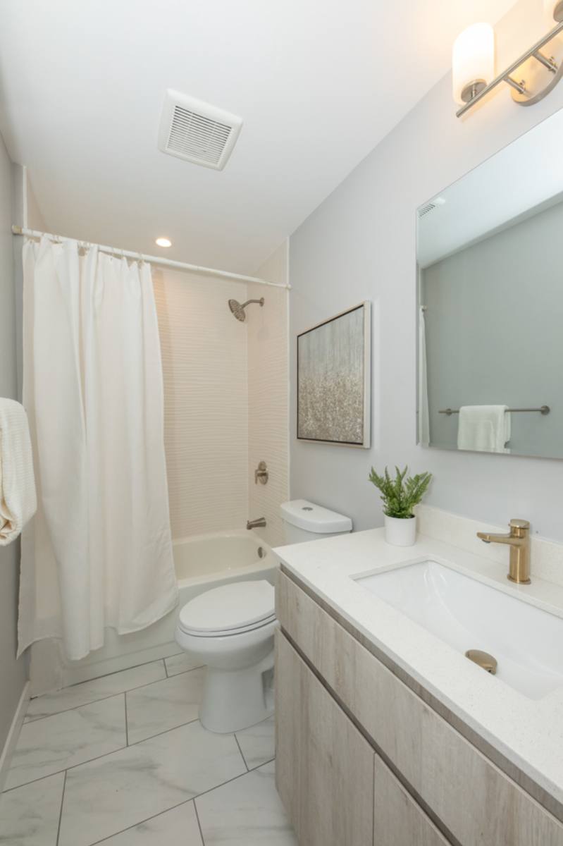 Apartment for rent at 864-1B W Barry Ave, Chicago, IL 60657