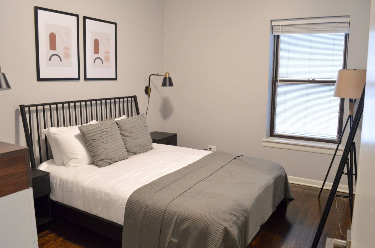 Apartment for rent at 852-3A W Barry Ave, Chicago, IL 60657