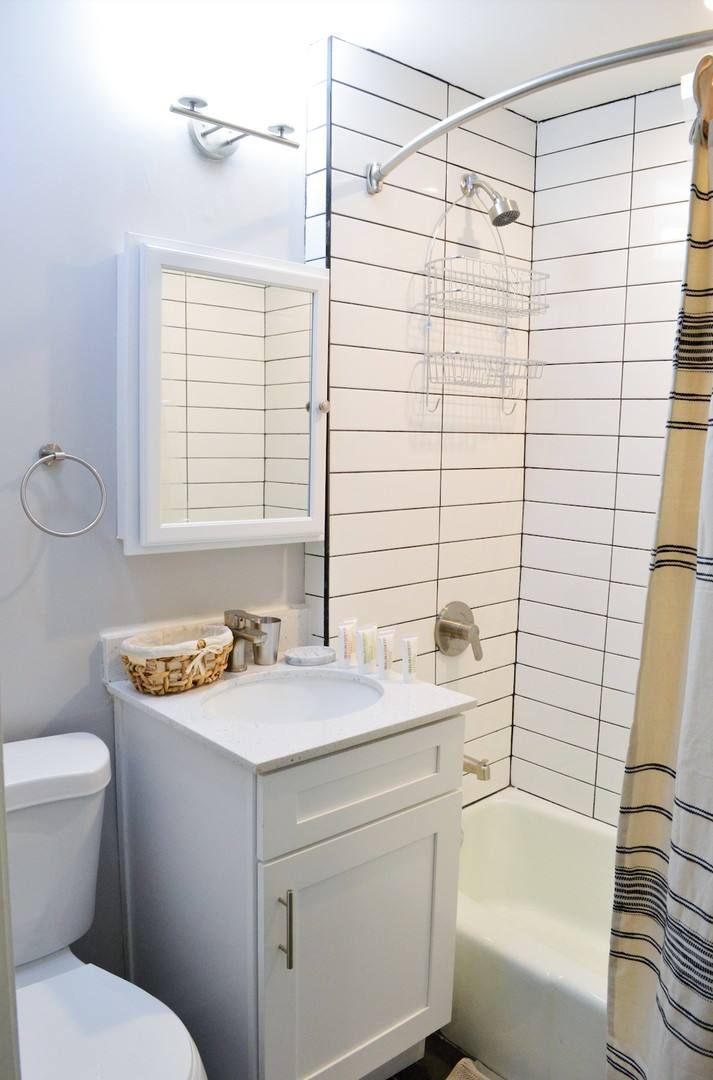Apartment for rent at 852-3A W Barry Ave, Chicago, IL 60657