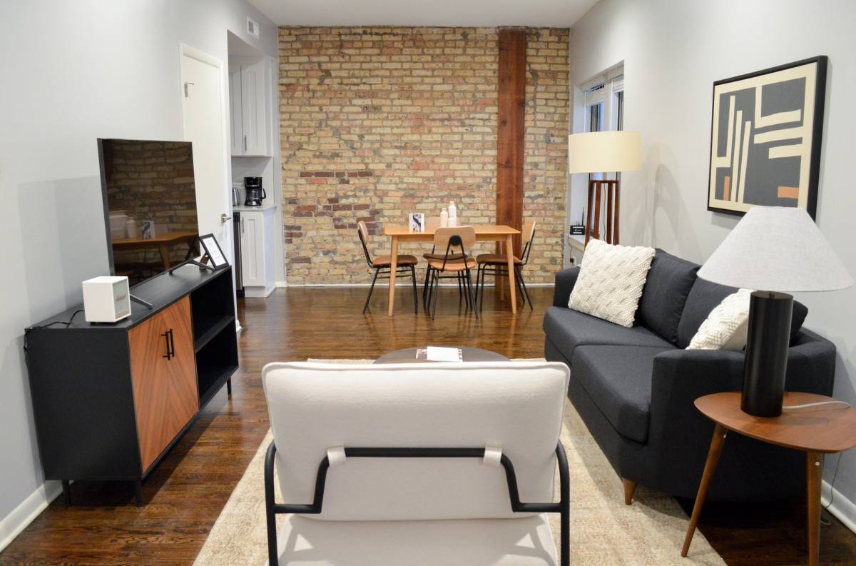 Apartment for rent at 852-3A W Barry Ave, Chicago, IL 60657