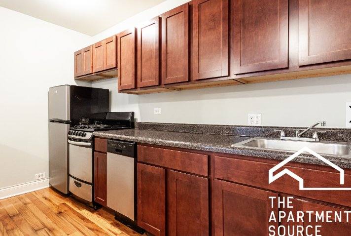 Apartment for rent at 817 W Cornelia Ave, Chicago, IL 60657