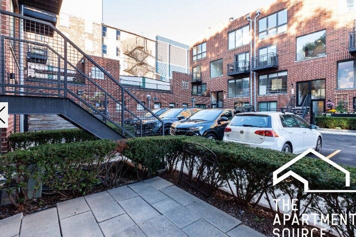 Apartment for rent at 954 W Grace St, Chicago, IL 60613
