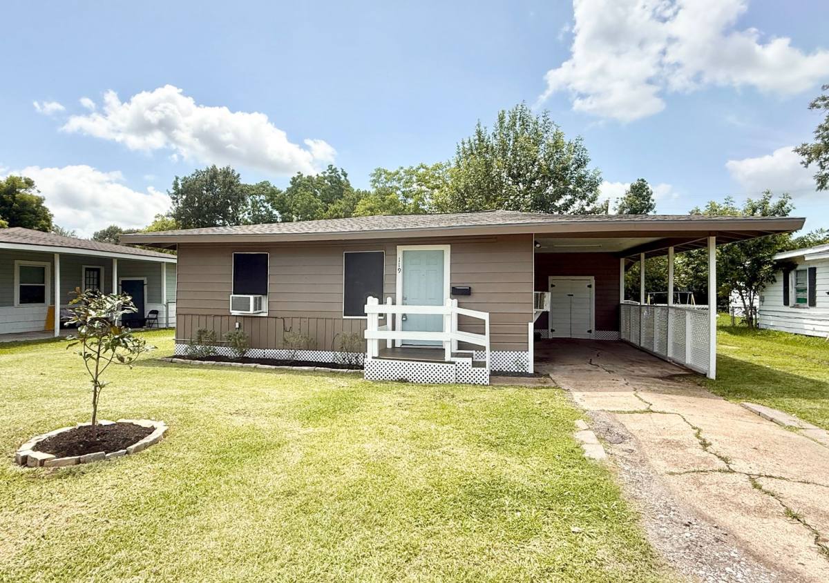 Apartment for rent at 119 Oak Dr, Lake Jackson, TX 77566
