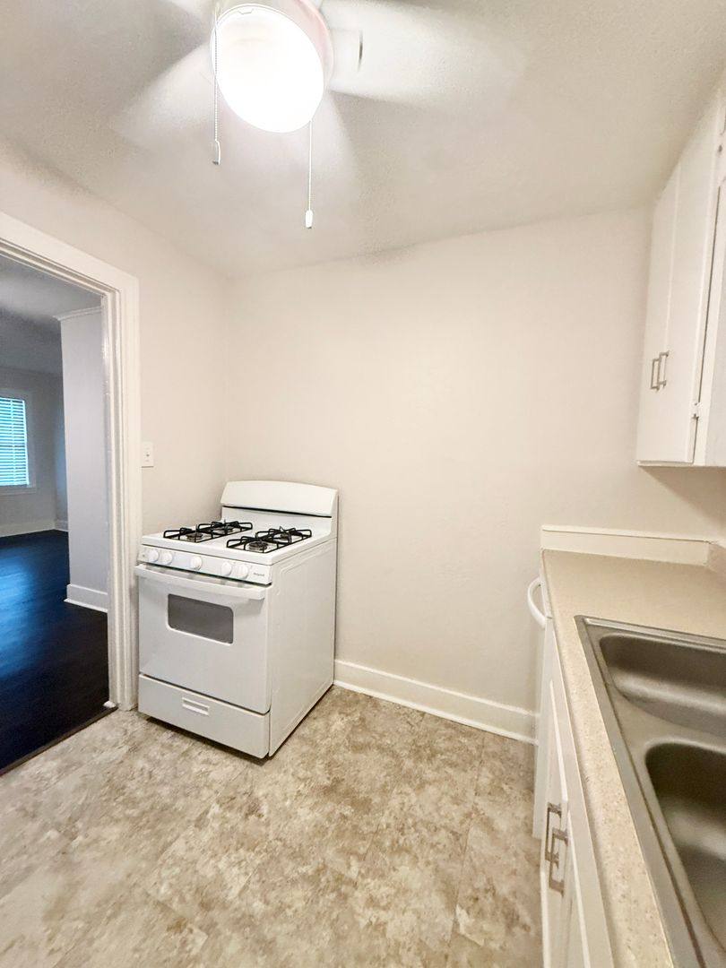 Apartment for rent at 119 Oak Dr, Lake Jackson, TX 77566