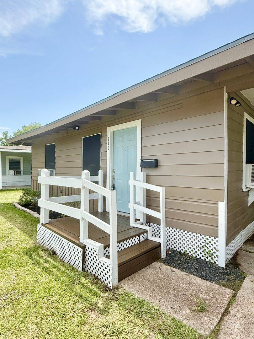 Apartment for rent at 119 Oak Dr, Lake Jackson, TX 77566