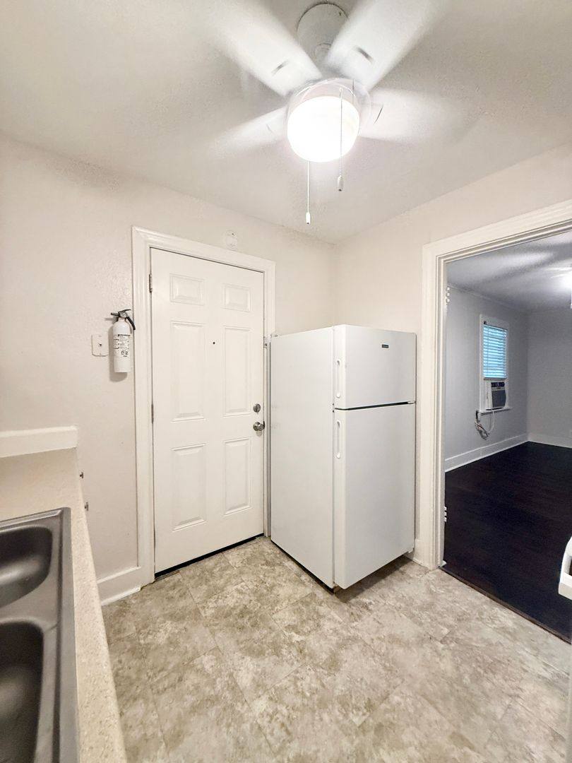 Apartment for rent at 119 Oak Dr, Lake Jackson, TX 77566