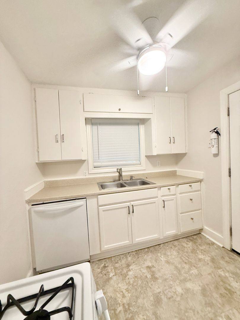 Apartment for rent at 119 Oak Dr, Lake Jackson, TX 77566