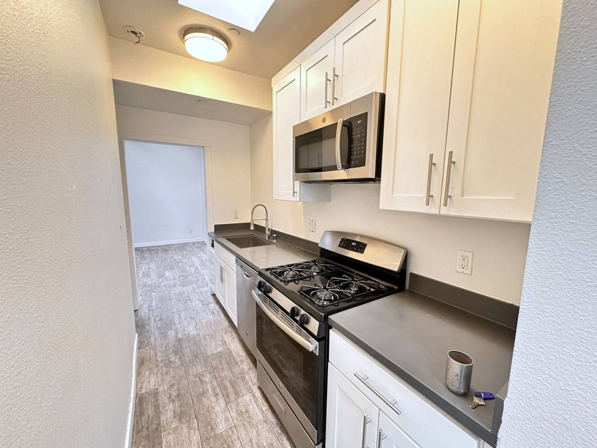 Apartment for rent at 646 Hegenberger Rd, Oakland, CA 94621