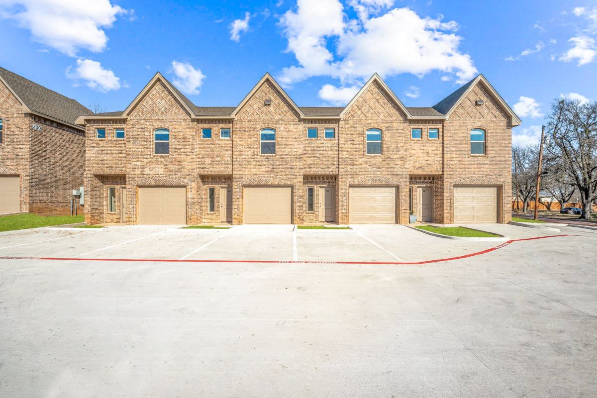 Townhouse for rent at 1011 W Vanderbilt St, Stephenville, TX 76401