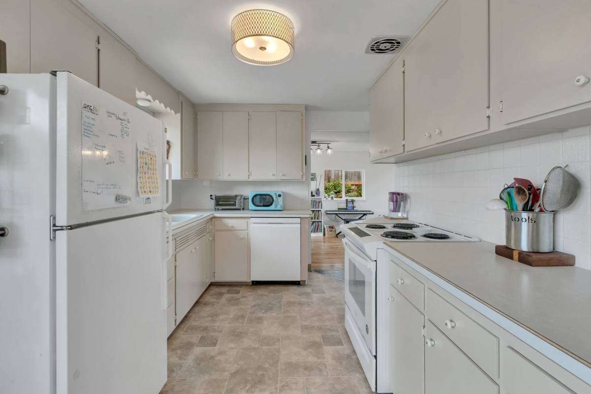 House for rent at 21329 3rd Ave So, Seattle, WA 98198