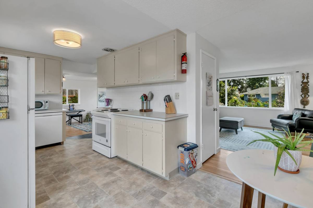 House for rent at 21329 3rd Ave So, Seattle, WA 98198