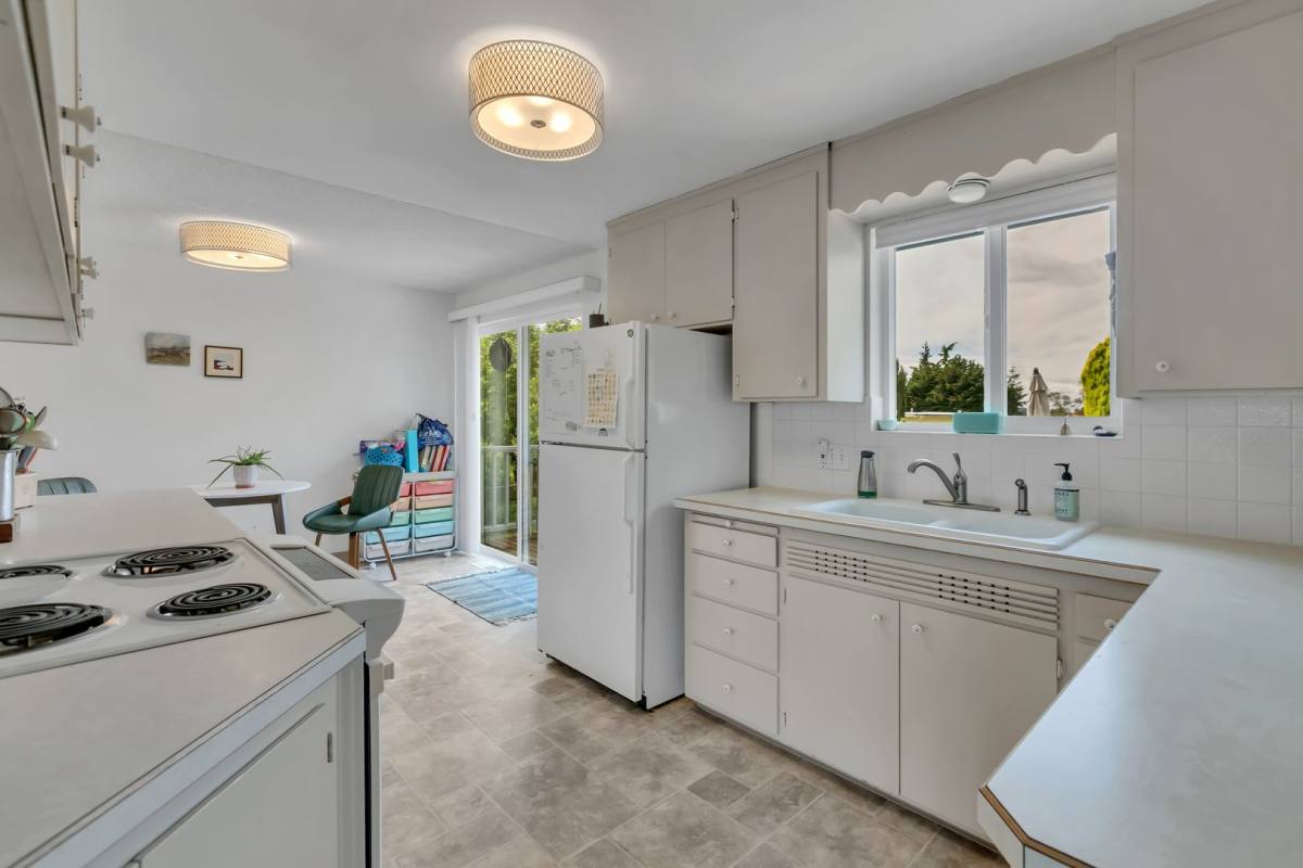 House for rent at 21329 3rd Ave So, Seattle, WA 98198