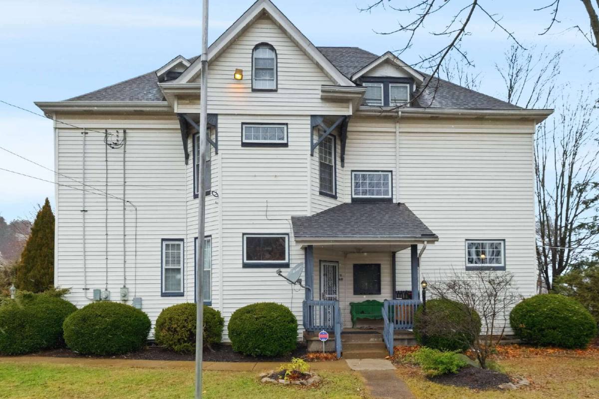 Apartment for rent at 502 Walnut Ave #2, Clairton, PA 15025