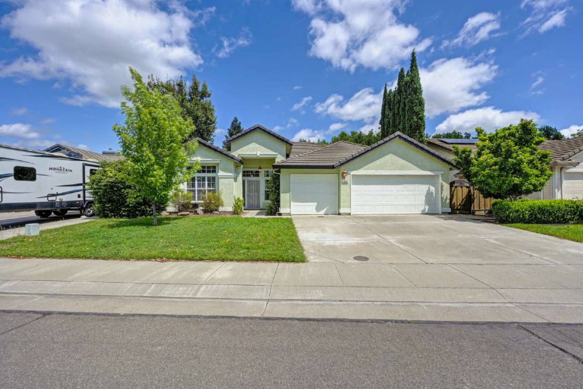 House for rent at 1690 Gill Dr, Dixon, CA 95620