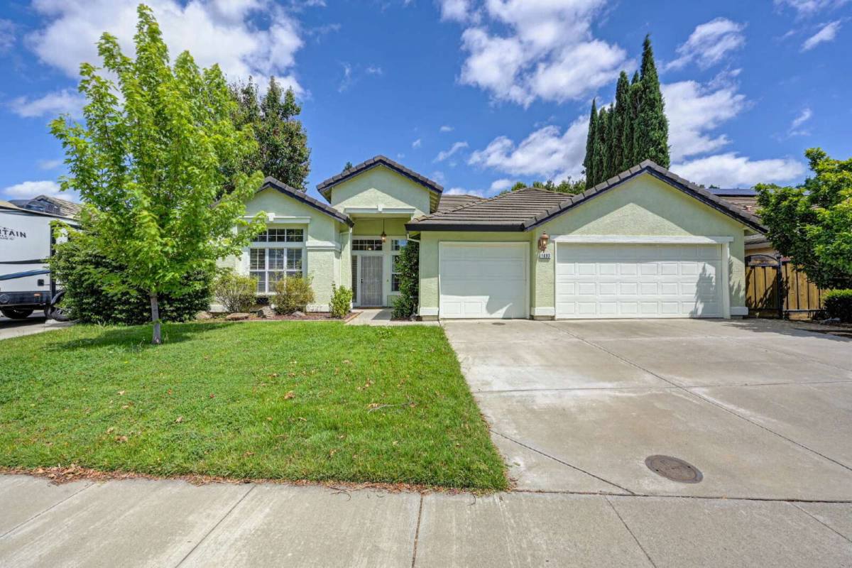 House for rent at 1690 Gill Dr, Dixon, CA 95620