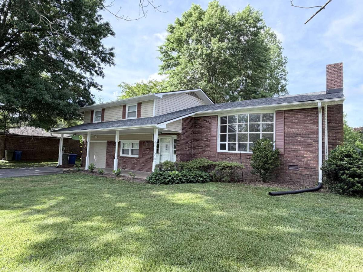 House for rent at 725 Wildflower Lane, Hendersonville, NC 28792