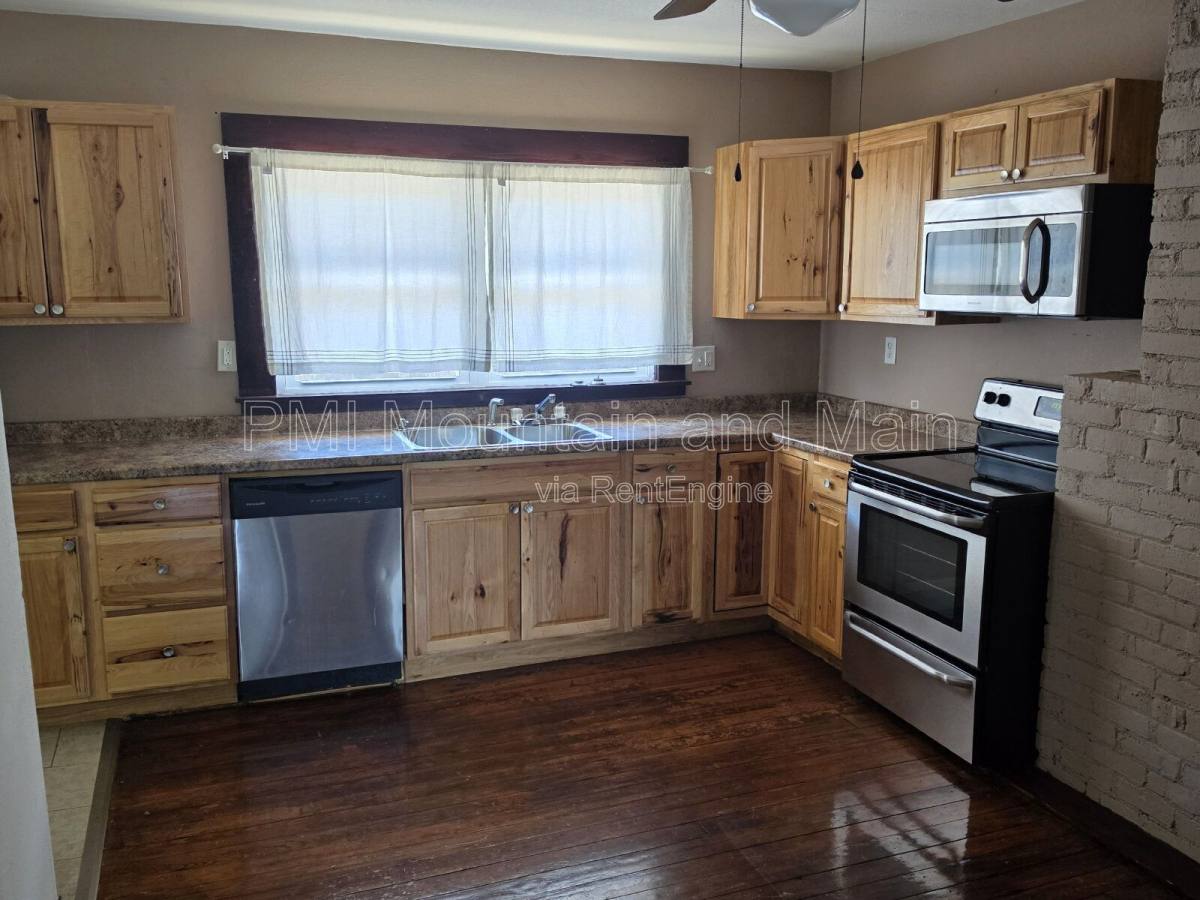 House for rent at 309 Dennis St, Swannanoa, NC 28778