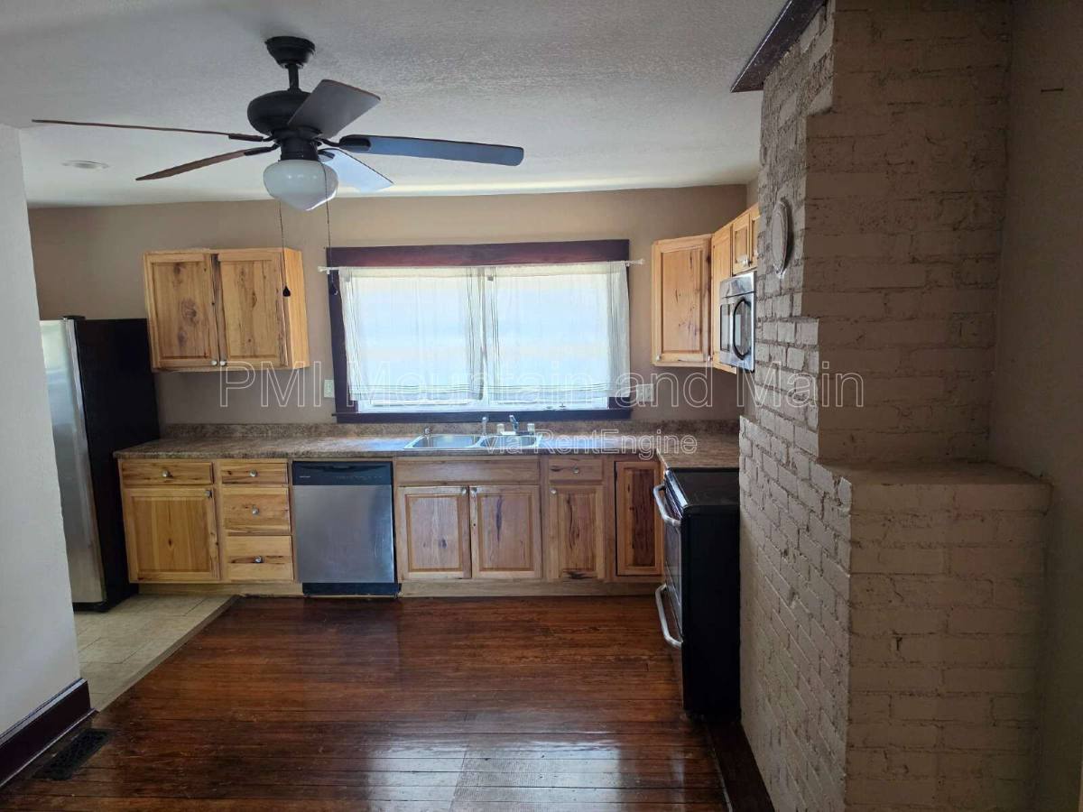 House for rent at 309 Dennis St, Swannanoa, NC 28778