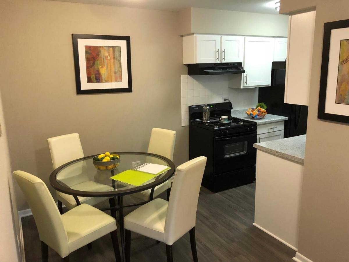 Townhouse for rent at 1550 Dempster St, Mount Prospect, IL 60056