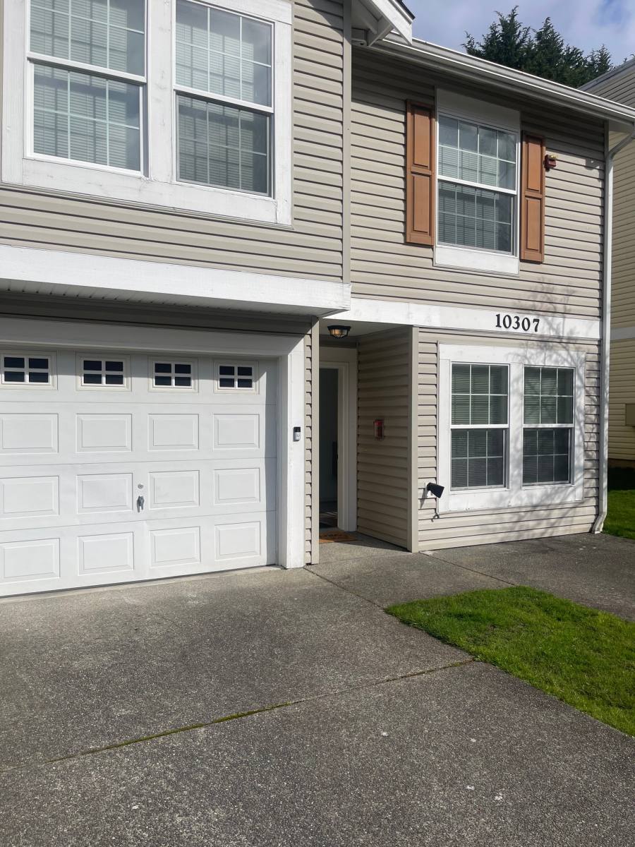 Townhouse for rent at 10307 140th St Court E #11, Puyallup, WA 98374