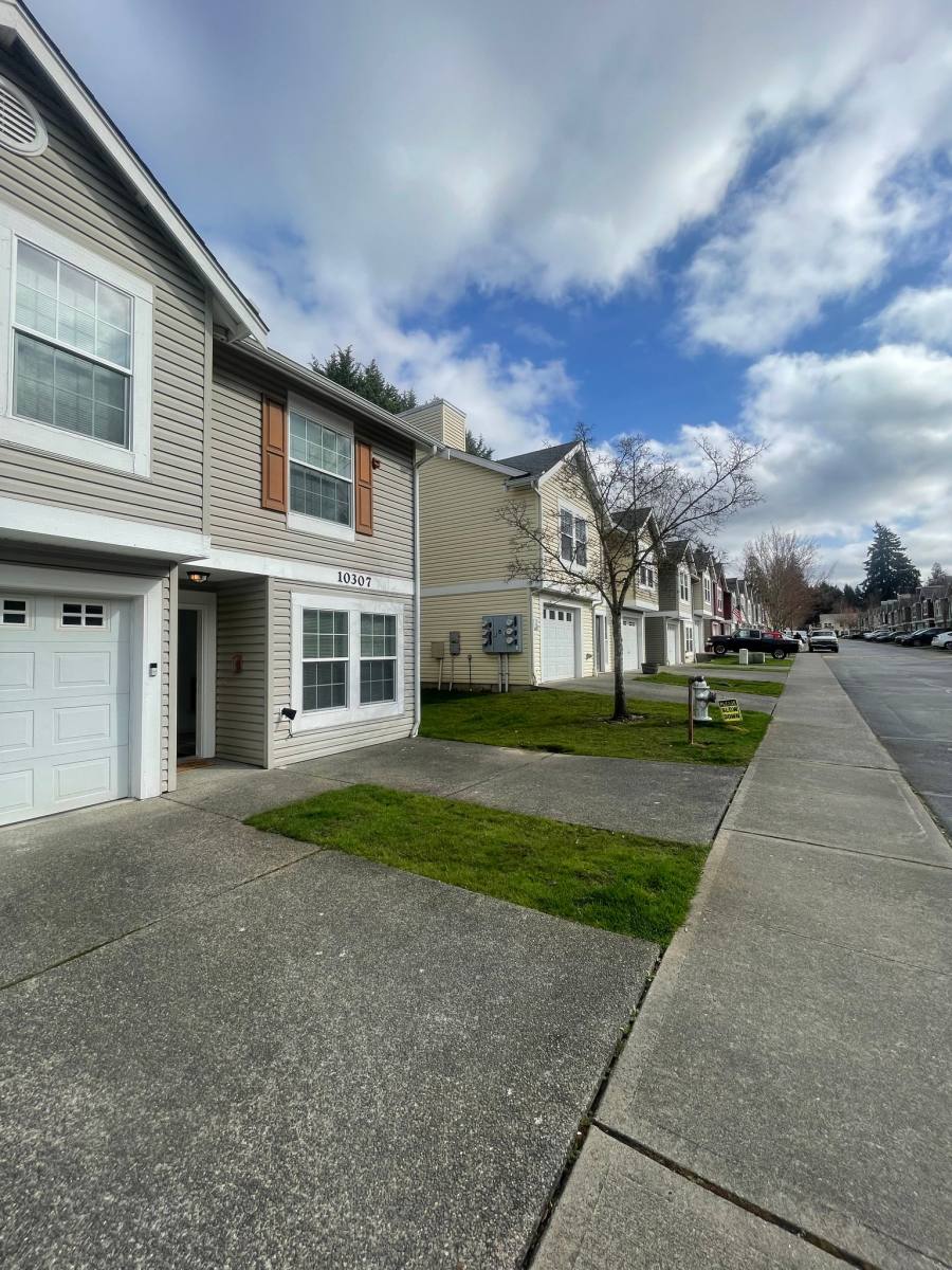Townhouse for rent at 10307 140th St Court E #11, Puyallup, WA 98374