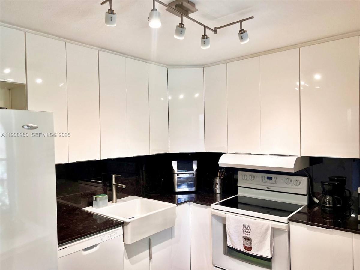 Condo for rent at 2841 Somerset Dr, Fort Lauderdale, FL 33311
