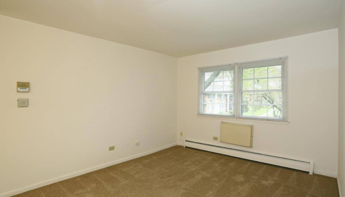 Apartment for rent at 730 W Algonquin Rd, Des Plaines, IL 60016