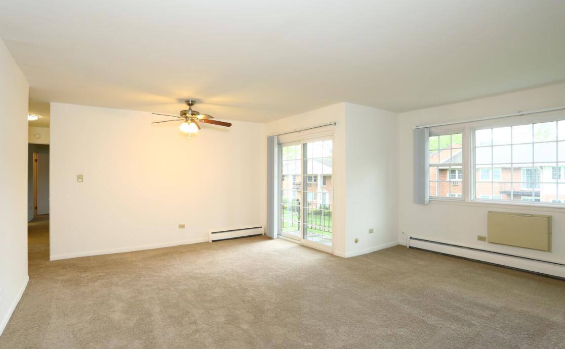 Apartment for rent at 730 W Algonquin Rd, Des Plaines, IL 60016