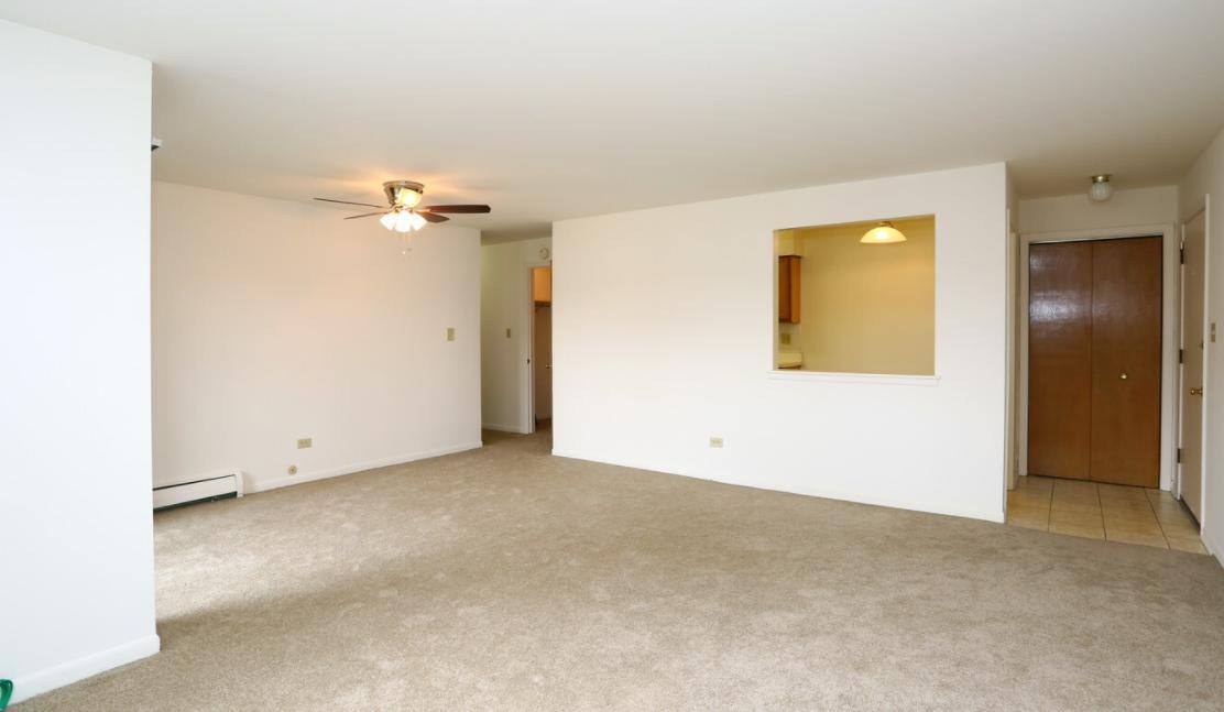 Apartment for rent at 730 W Algonquin Rd, Des Plaines, IL 60016