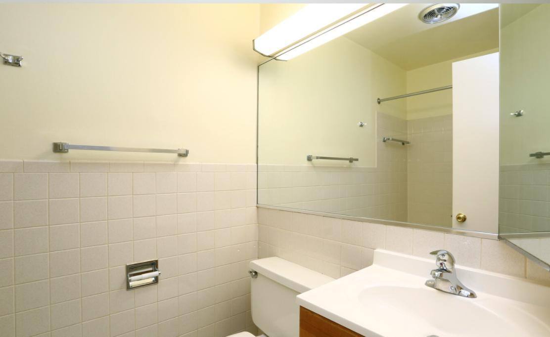 Apartment for rent at 730 W Algonquin Rd, Des Plaines, IL 60016